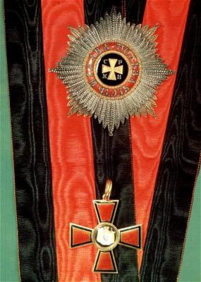 Звезда и знак ордена Святого Владимира 1-й степени на орденской ленте.jpg
