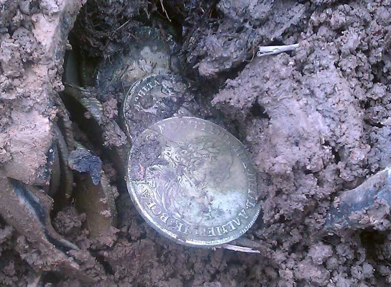 Сокровища в озерах. Клад монет Петра 1. Клад в земле. Клад серебряных монет. Клады и находки.