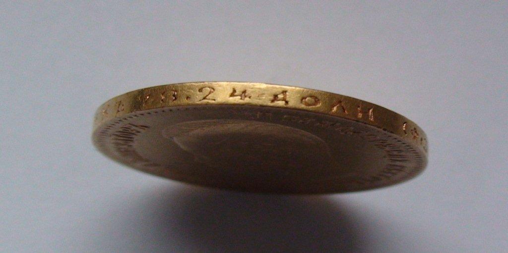 Монета с изображением короны с двух сторон