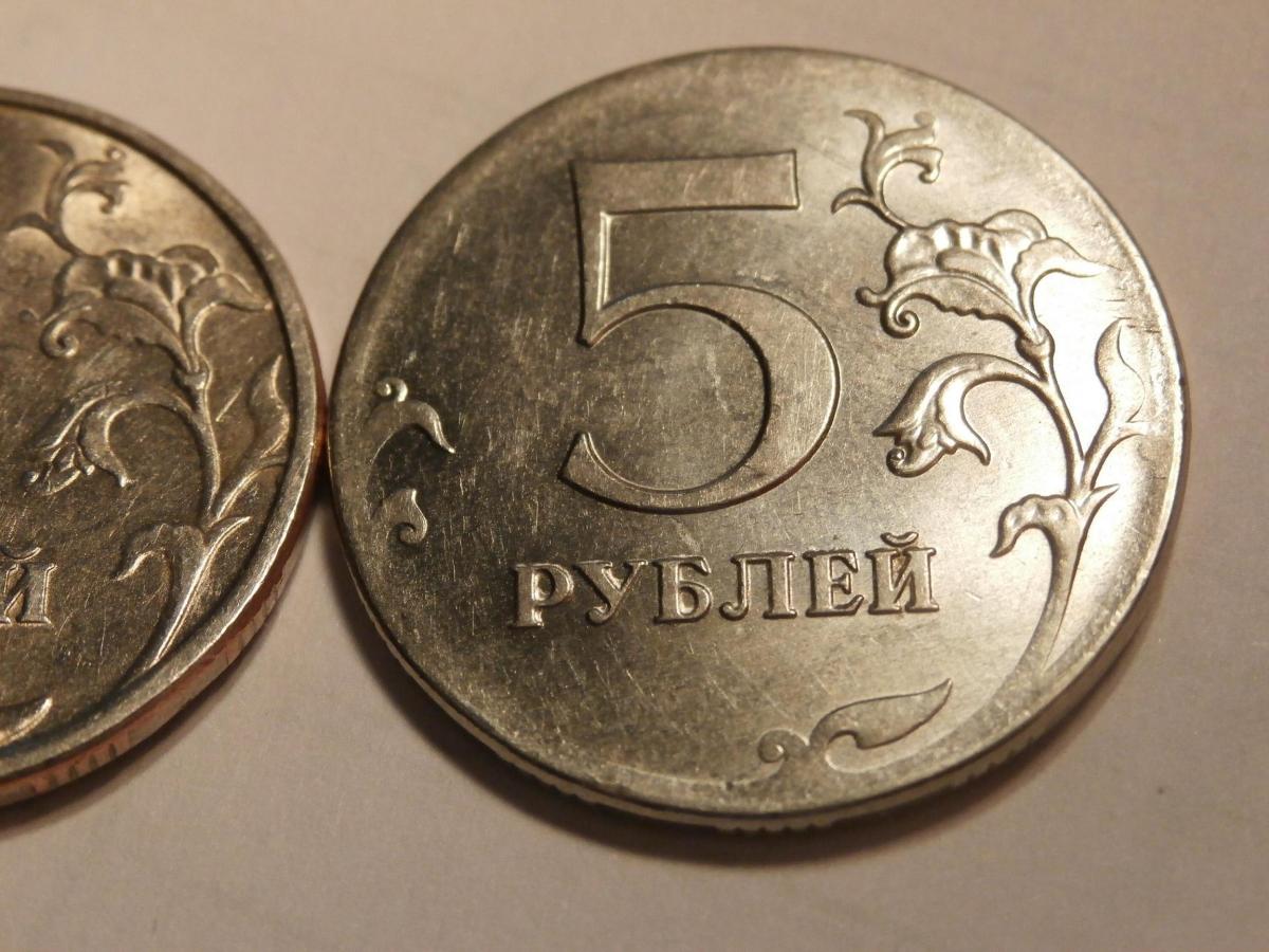 Рубль брак сколько стоит. Бракованные монеты. Бракованные монеты 5 рублей. Бракованные копейки. Брак монет чекан.