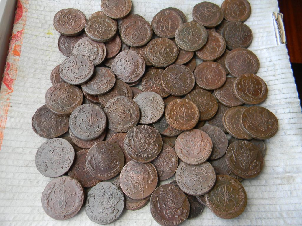Пятистами монетами. Медяки монеты. 1200 Рублей монетами. Старинные монеты килограммами. Монеты на вес без перебора.