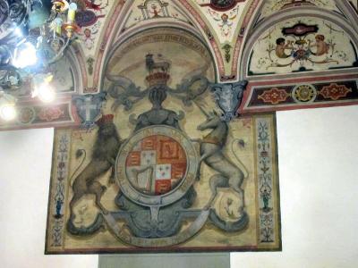 Palazzo_di_san_clemente,_int.,_piano_terra,_sala_grottesche_04_stemma_stuart_2.jpg
