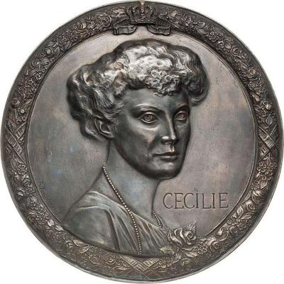 20 сентября 1886 года родилась Цецилия Мекленбург-Шверинская (Herzogin Cecilie 1886-1964 Einseitige Bronzegußplakette 1915 (R. Küchler) Brustbild halbrechts im Blumenkranz. 170 mm, 466,60 g).jpg
