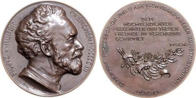 10 ноября 1834 года родился Франц Ребер (Bronzemedaille 1912. Auf den Kunsthistoriker Franz von Reber (1834 Cham Bayern -1919 Pöcking). Büste nach rechts. Schrift über mit Band umwundenem Lorbeerzweig. 37.jpg