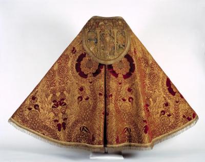 MCC-41238_Rode_koorkap_van_David_van_Bourgondië_met_goudbrokaten_granaatappel-_en_distelpatroon,_Jonas_en_Samson,_verrijzenis_(13).jpg