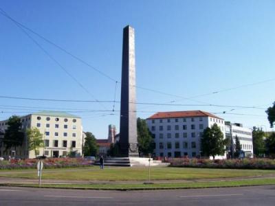 5b0efc16ab36b_obelisk_pamyati_pavshih_30_tysyach_bavartsev_v_pohode_na_rossiyu_v_1812_godu.thumb.jpg.59d1c110988bec3c6ee5a593e6baf277.jpg