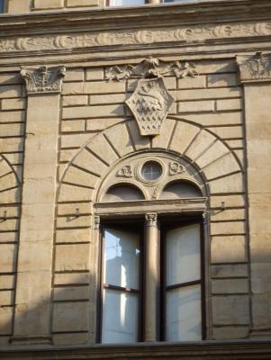 1024px-Palazzo_rucellai,_ordine_architettonico_primo_piano_e_stemma.JPG
