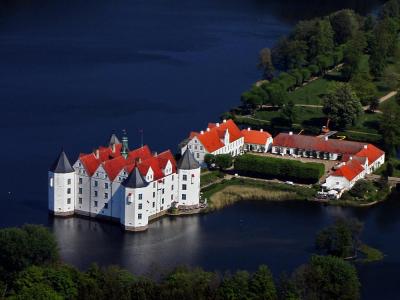 schloss_glucksburg3.thumb.jpg.9dfe7245e5eae41e14070d7c35f91be2.jpg