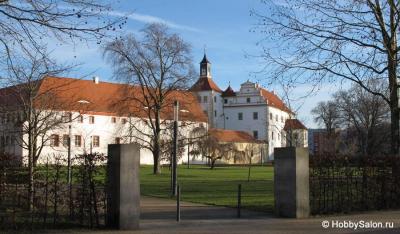 schloss00.thumb.jpg.713cc147105ea3e4a8d3259303379af1.jpg