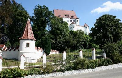 leipheim_schloss.thumb.jpg.fd23e988375c3e584f143ba4e13b95e9.jpg