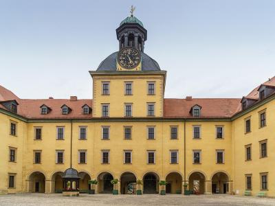 zeitz_schloss_moritzburg-01.thumb.jpg.00c1e3cb233e9f771d7ecd75482fde6f.jpg