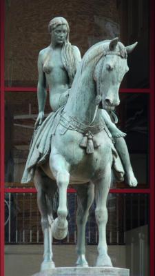godiva_statue_broadgate_oct_2011.thumb.jpg.32f6c09703bc7497528c4ae70ba53e4c.jpg